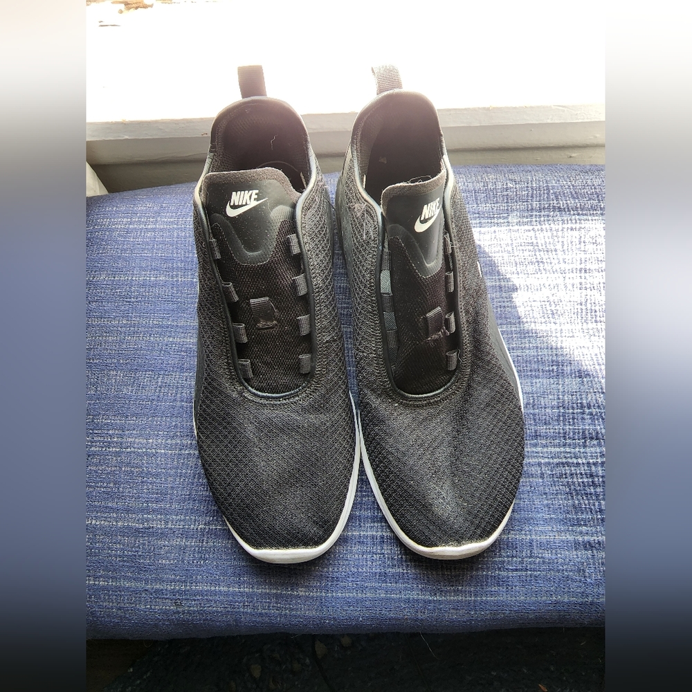 Men's size 10 Nike Air Max Motion 2 black and white barely worn no shoestrings